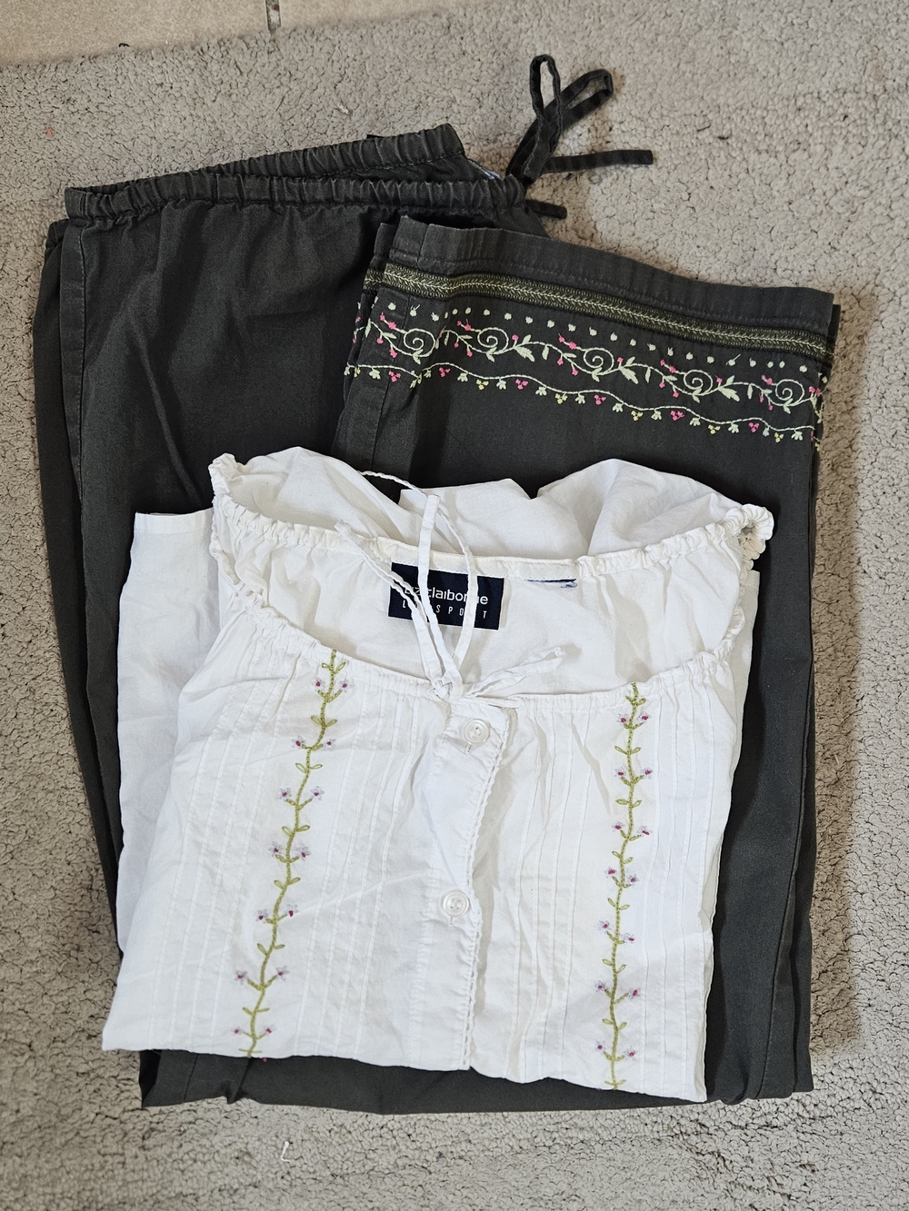Liz Claiborne 2-Piece Set – Embroidered Blouse and Cropped Pants Size 8 - Picture 13 of 13